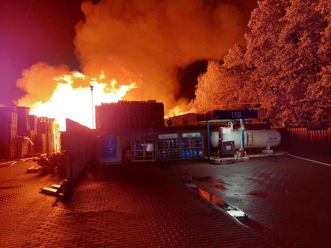 Pożar składowiska palet w Miliczu