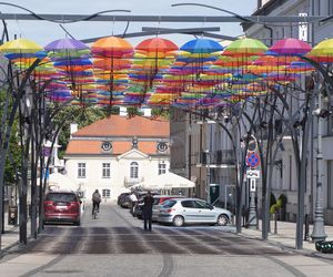 Kolorowe parasolki nad Kilińskiego w Białymstoku