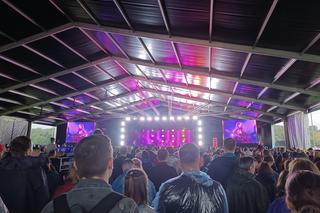 Męskie Granie 2024 we Wrocławiu. Ulewny deszcz i błoto nie przeszkadzały w dobrej zabawie. Tańczyliśmy w błocie z uśmiechem na ustach [RELACJA, ZDJĘCIA]