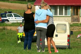 Na miejsce wypadku przyjechali krewni zmarłych tragicznie mężczyzn.