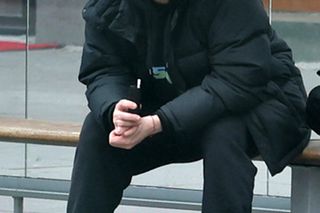 Bartek Żukowski pali na przystanku