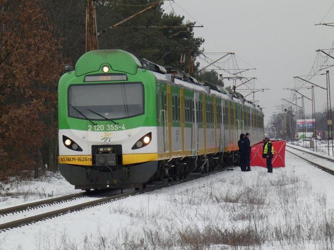 Kolejne potrącenie na „torach śmierci”. Nie żyje mężczyzna. PKP uspokaja i przypomina: „planujemy budowę podziemnych przejść”