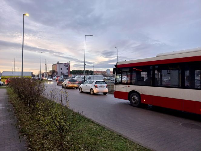 Nie ma świateł, jest kolizja. Zderzenie na dużym skrzyżowaniu w Lesznie