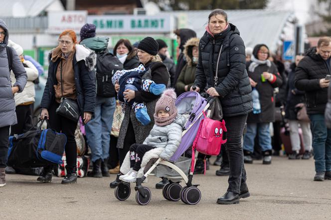 Wojna na Ukrainie. Tłumy uchodźców w Medyce i na dworcu we Lwowie