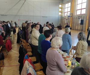 Blisko tysiąc osób samotnych i ubogich jest zaproszonych na wigilie Caritas w pięciu miastach regionu