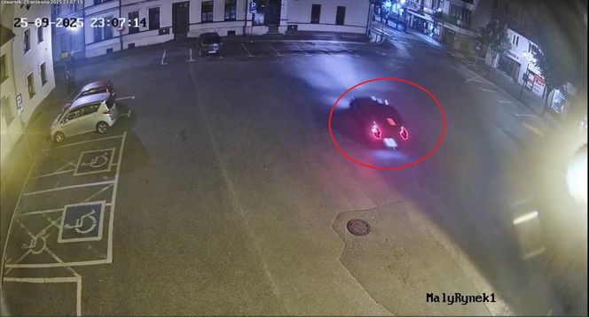 Brodnica: 19-latka z BMW uderzyła w budynek. Policja pokazała materiał z ulicy Mały Rynek