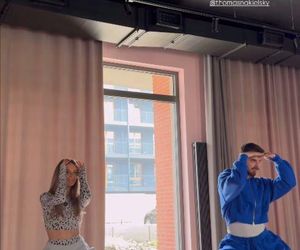 Małgorzata Rozenek-Majdan ćwiczy kocie ruchy na parkiecie. Na razie bardziej lwiątko niż pantera!