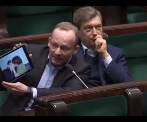 Wąsik, wytłumacz się z tych zdjęć