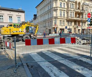 Ulica Gdańska rozkopana. Sprawdziliśmy, jak radzą sobie piesi, rowerzyści i pasażerowie [GALERIA]