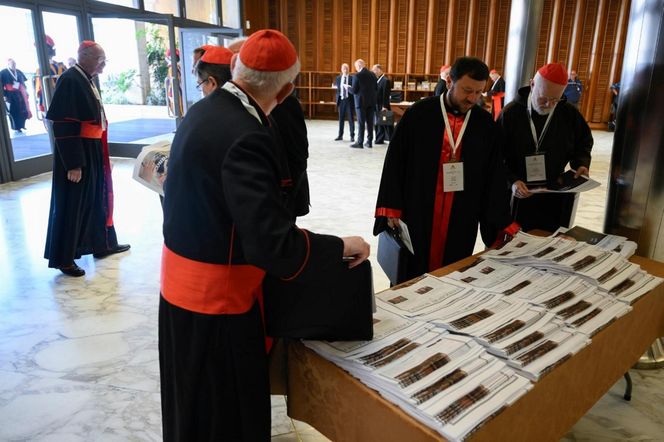 Dwie kongregacje i przysięga - trwają przygotowania do konklawe