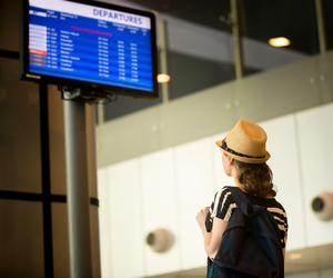 Pasażerowie odlatują bez walizek. Problemy na lotnisku w Czechach