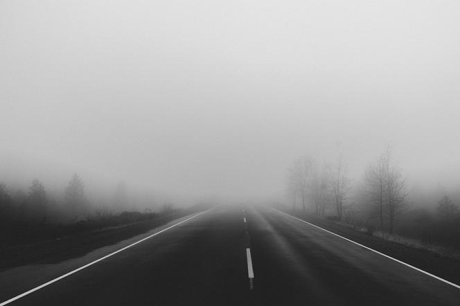 Ostrzeżenie IMGW. Uwaga na mgły! Trudne warunki na drogach regionu koszalińskiego