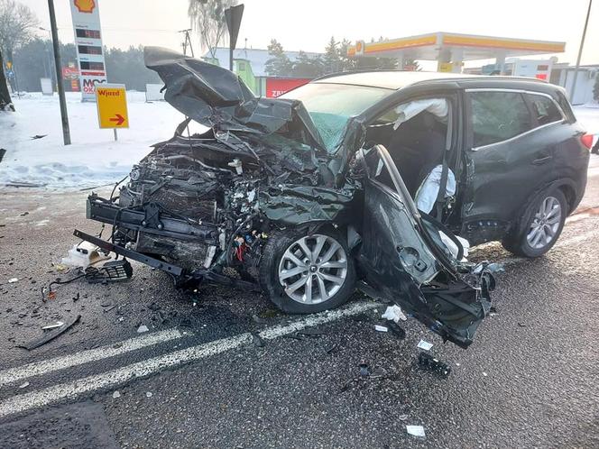 Mańkowo. Zakleszczył się w aucie po POTĘŻNYM zderzeniu z ciężarówką! ZDJĘCIA z 4-godzinnej akcji