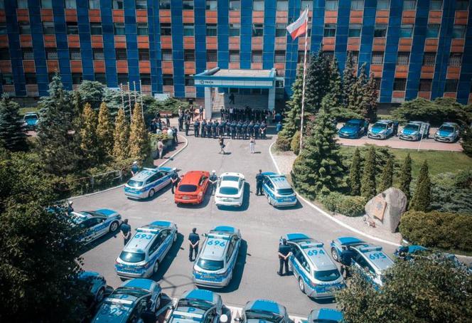 Śląska policja ma nowe hybrydowe Toyoty Corolle i szybkie Kie Stinger