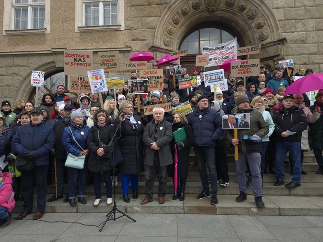 Protest mieszkańców gminy Purda pod olsztyńskim ratuszem