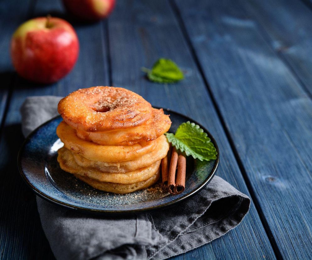 Jabłka w cieście. Łatwy przepis na upalne dni