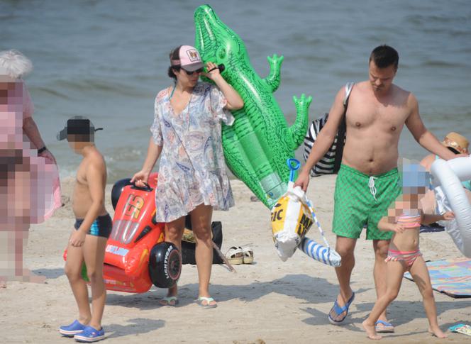 KATARZYNA CICHOPEK Z RODZINĄ NA PLAŻY