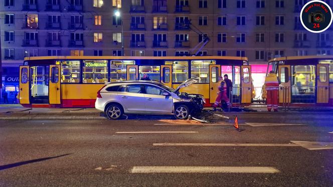 Koszmarne zderzenie audi, volvo i tramwaju. Totalna demolka na przystanku