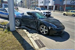 Porsche rozbiło się na latarni na ul. Trzebnickiej. Groźny wypadek we Wrocławiu 