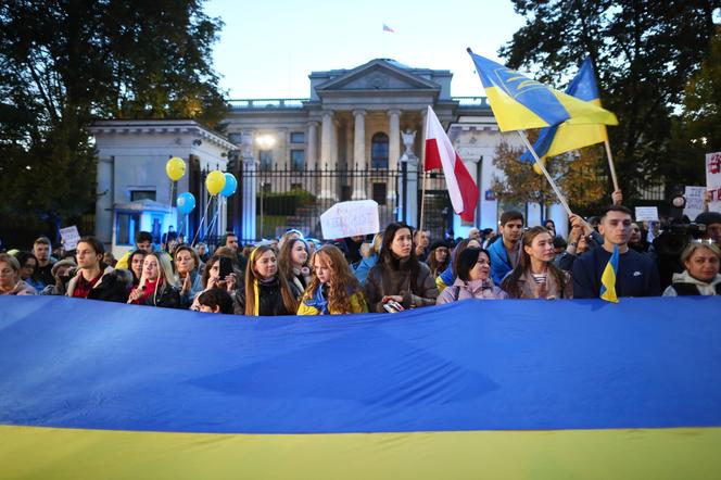 Protest przed ambasadą Rosji w Warszawie. Tłum skanduje” "Putin won!"