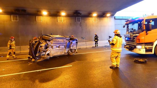 Wypadek tuż przy POW! Kierowca odbił się od barierek 