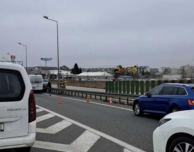 Karambol pod Warszawą! 5 pojazdów rozbitych, są ranni. Na miejscu lądował śmigłowiec ratunkowy