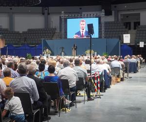 Kongres Świadków Jehowy w Olsztynie. W hali Urania chrzest przyjęli nowi członkowie [ZDJĘCIA]