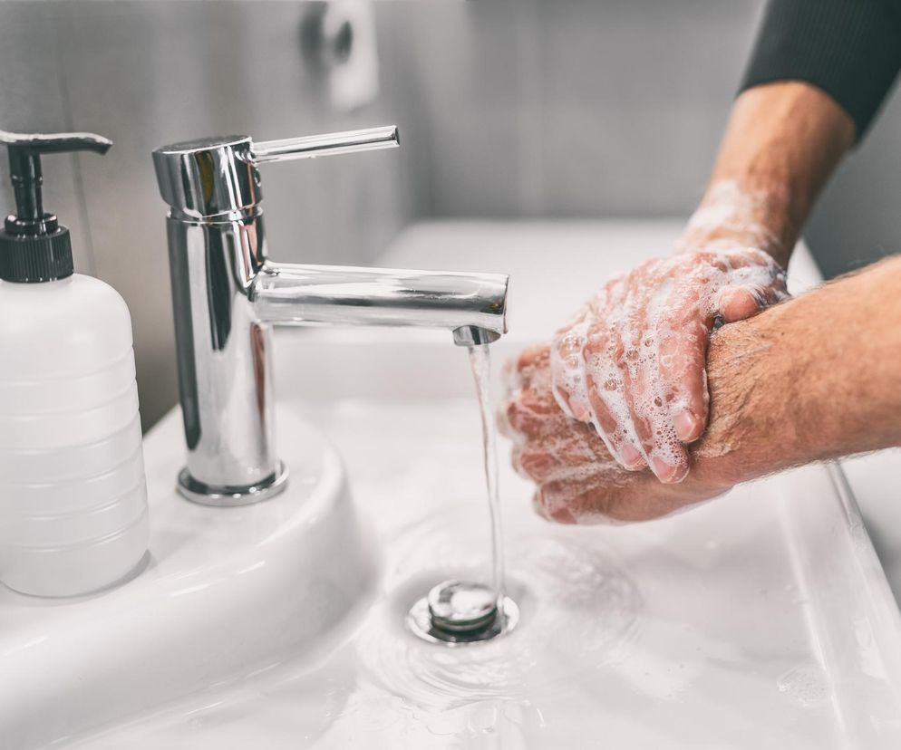 Polacy kończą po 10 sekundach. Dlaczego tak niechętnie i niedbale myjemy ręce?