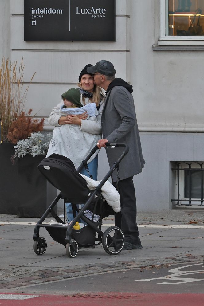 Krzysztof Ibisz z rodziną na spacerze