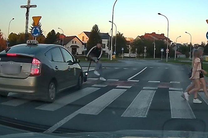 O krok od tragedii na przejściu na pieszych w Rzeszowie. Mężczyzna na hulajnodze uciekł przed samochodem