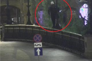 Koszmar w Bydgoszczy! Młody mężczyzna stał na balustradzie mostu. Wezwano policję! [ZDJĘCIA]
