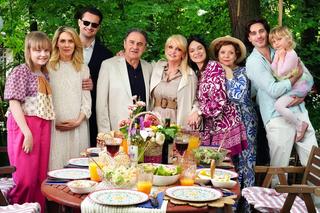 Barwy szczęścia, odc. 2922: Małgorzata (Adrianna Biedrzyńska), Jerzy (Bronisław Wrocławski), Natalia (Maria Dejmek), Herman (Maciej Raniszewski), Malwina (Joanna Gleń), Emilka (Jessica Frankiewicz), Lea (Lena Sobota), Cezary (Marcel Opaliński)