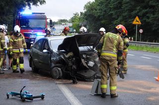 Tragiczny poślizg pod Wołominem. Dwie osoby w szpitalu po zderzeniu czołowym