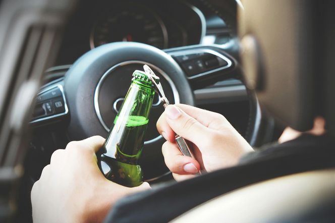 Czy można pić alkohol w samochodzie?
