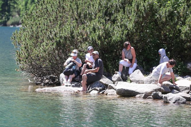 Turyści w drodze na Morskie Oko