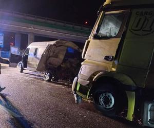 Zambrów. Tragiczny wypadek na S8. Dwie osoby nie żyją. 5 jest rannych Na busa najechała ciężarówka