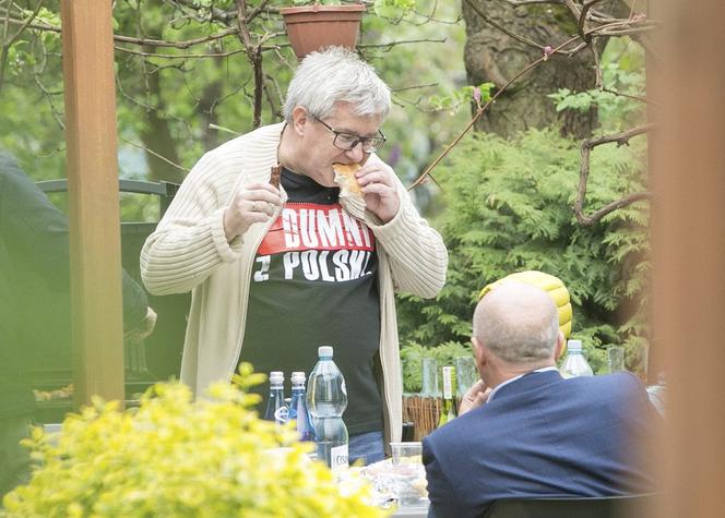 Czarnecki zagryzł ogórkiem