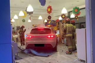 Porsche wjechało w żłobek w Lublinie. Bo kierująca pomyliła gaz z hamulcem 