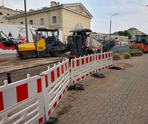 Na ul. Armii Krajowej powstaje już nowa nawierzchnia. Jej skrzyżowanie z ulicami Wojskową i Piłsudskiego zostanie zamknięte na kilka dni.