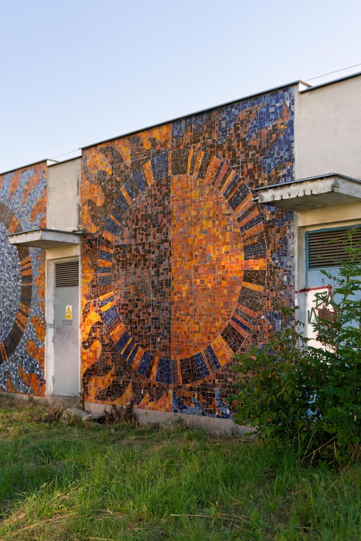 Wielkie czyszczenie mozaiki na Szpitalu Banacha - zdjęcia. Zniknęły bazgroły i chaszcze