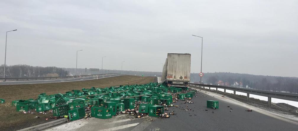 Utrudnienia na A4. Na jezdnię rozsypały się skrzynki z piwem [ZDJĘCIA]