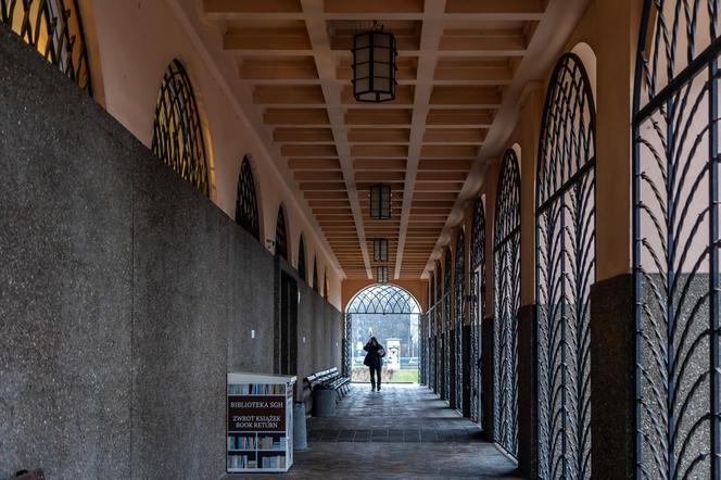 Biblioteka SGH - zdjęcia. Zobacz wspaniałe wnętrza warszawskiego gmachu