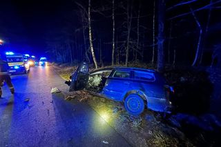 Dwa samochody zderzyły się na drodze, jeden stanał w ogniu. Wiele ofiar śmiertelnych