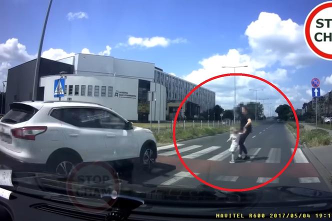 Kierowca uratował kobietę z dzieckiem przed śmiercią na pasach! Wszyscy biją brawa [WIDEO]