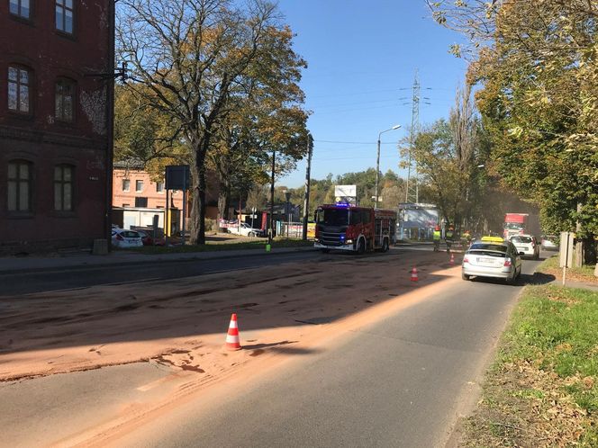 Na drogę wylało się paliwo. Gigantyczne utrudnienia w Rudzie Śląskiej