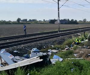 Kamper rozerwany na strzępy! Kobieta zginęła w zderzeniu z pociągiem. Mężczyznę zabrało LPR [ZDJĘCIA]
