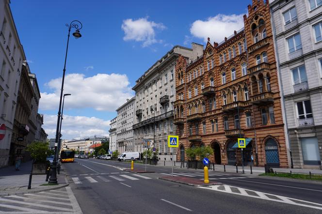 Aleje Ujazdowskie 43. Właz obok wysepki na środku jezdni 