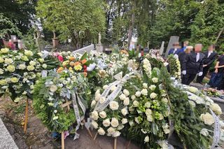 Białe róże przykryły grób projektantki gwiazd i jej syna. Na koniec pogrzebu wszyscy płakali