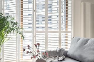 Mieszkanie w bieli, szarości i drewnie