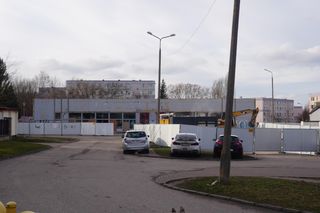 Po kilku latach rozpoczęła się rozbiórka opuszczonego marketu. Ma powstać tu blok mieszkalny